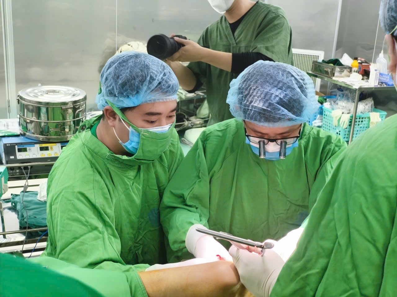 Các bác sĩ thực hiện phẫu thuật vi phẫu cho người bệnh